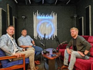 Jiří Moisidis (vlevo) a Rostislav Svoboda (uprostřed) se chystají na rozhovor s Lukášem Smelíkem (vpravo) | Foto: Lukáš Smelík